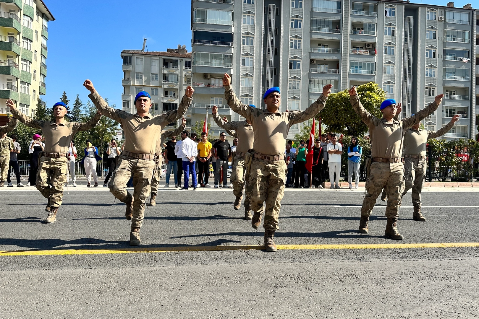 Komandolardan zeybek gösterisi