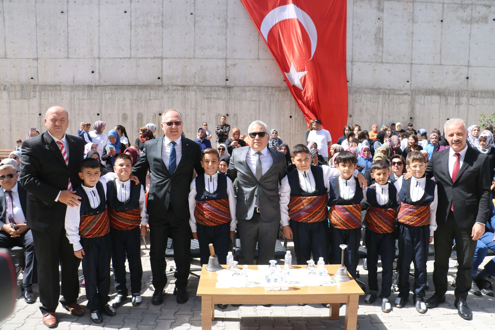 Öğrenciler davul, zurna ve halayla dersbaşı yaptı