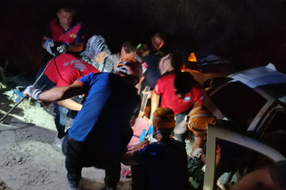 Uçuruma yuvarlanan araçtaki sürücü için seferber olundu