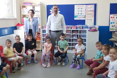 Okul müdüründen öğrencilere çikolata sürprizi