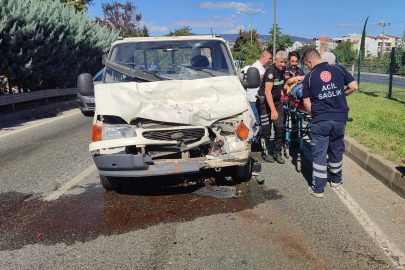Tıra arkadan çarptı! Kamyonetin sürücü yaralandı