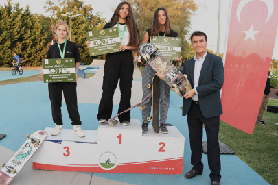 Kaykaycılar zorlu parkurlarda yetenekleriyle coşturdu