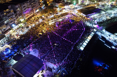 Melike Şahin dolu dolu geçti! Sahnesiyle salladı