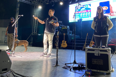 Ünlü grubun konserinde gençleri uyardı! "Uyuma gençliğine sahip çık"