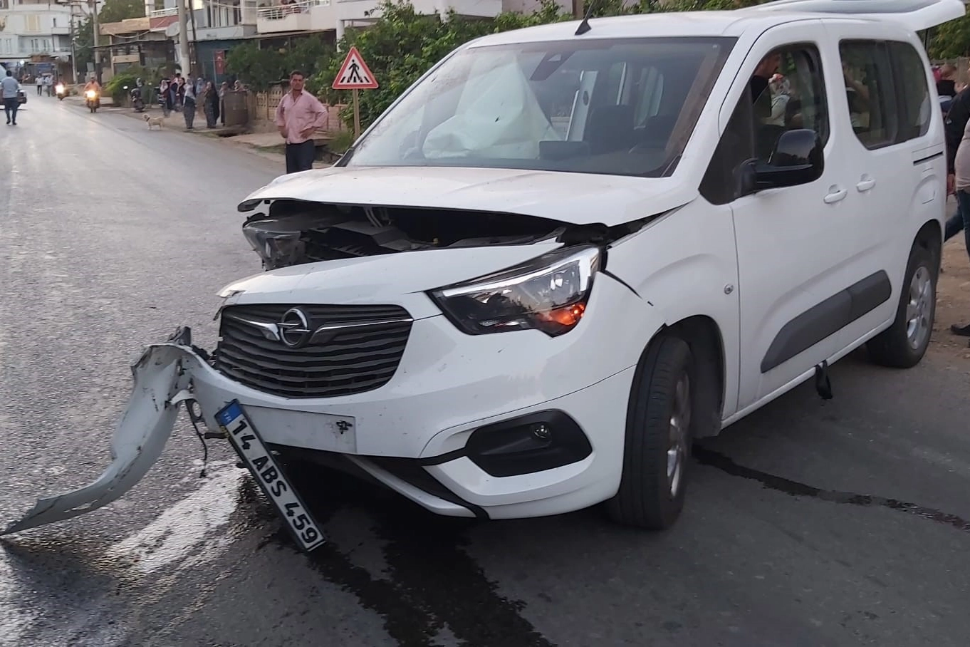 Kontrolden çıkan tır önce araçlara çarptı sonra devrildi