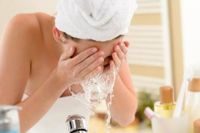 Yüzünüzü sadece suyla yıkamanın faydaları