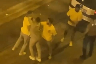 Bir garip kavga görüntüsü daha!  Domino taşı gibi devrildikleri o anlar