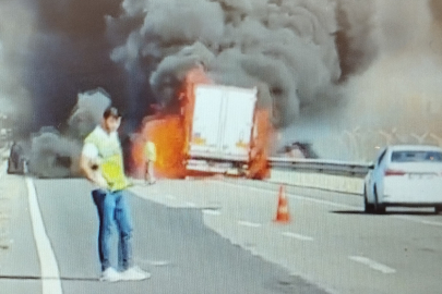 Seyir halindeki tır alevlere teslim oldu