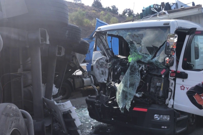 Tır ile kamyonet çarpıştı: 2 yaralı