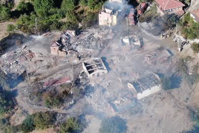 10 ev, 3 ahırın küle döndüğü yangının havadan görüntüsü