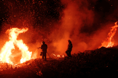 Alevler geceyi aydınlattı