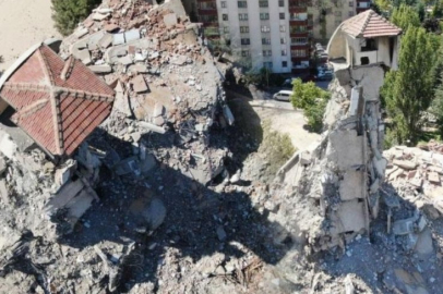 Depremlerden sonra ağır hasar alan binada çatı tek kolon üzerinde kaldı