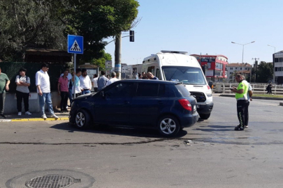 Minibüsle otomobil kavşakta çarpıştı