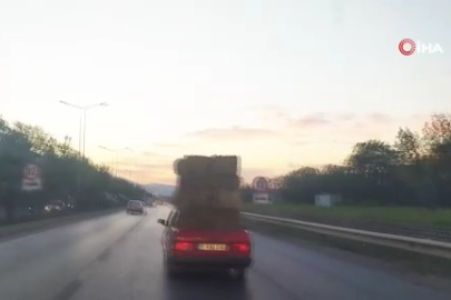 Otomobil üzerinde saman balyaları taşıdı