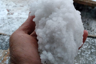 Birden bastıran dolu yağışı ilçeyi beyaza bürüdü