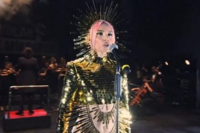 Gülşen, Mevzular Açık Mikrofon'da İstiklal Marşı okudu