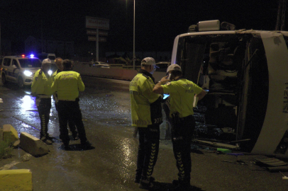 Gece vardiyasına giden işçi servisi devrildi: 6 yaralı