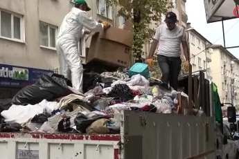 Sokak sokak çöp topladı, babasının evinde biriktirdi