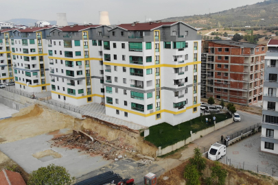 İnşaat çalışmasında faciadan dönüldü! İstinat duvarının çökme anı kamerada