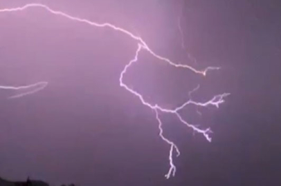 Şimşekler geceyi aydınlattı