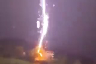 Yıldırım düşme anı böyle görüntülendi