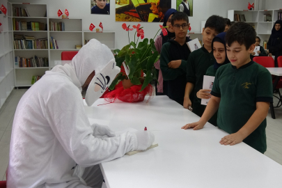 Kedi kılığında, kitabını imzaladı