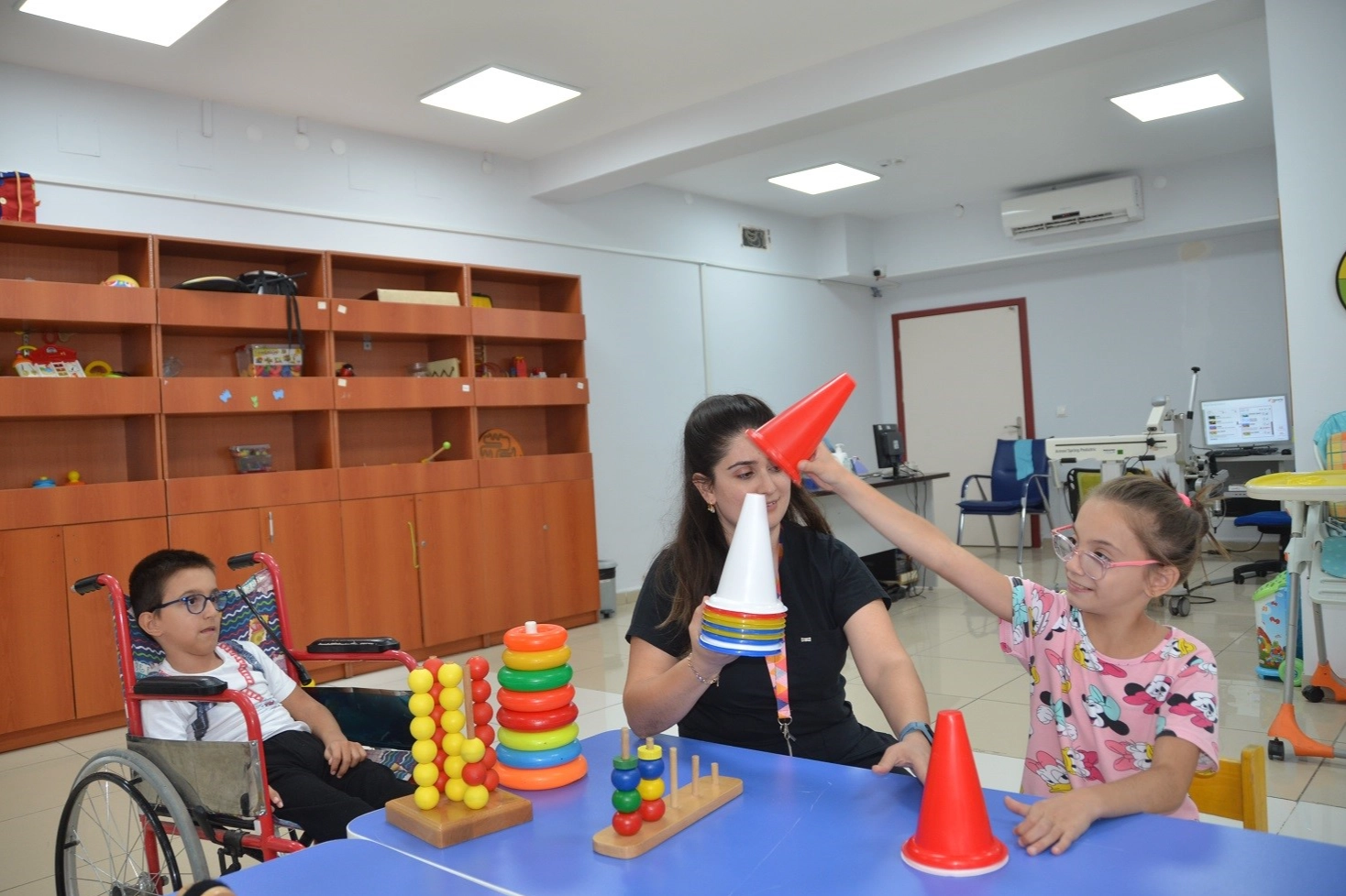 Çocuklar eğlenerek tedavi ediliyor