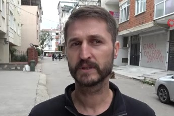 Evin önünde araç lastiğini ateşe verdi, arkasına bakmadan böyle kaçtı