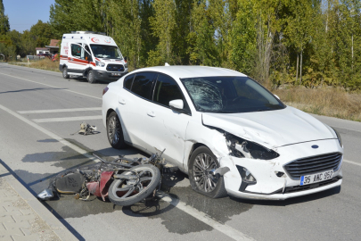 Otomobil ile motosikletin çarpıştığı kaza kamerada