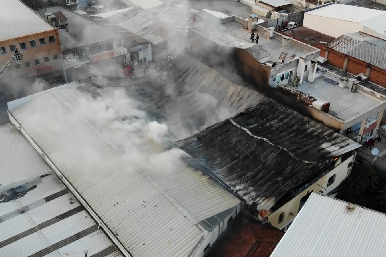 Mobilya imalathanesindeki yangın söndürüldü