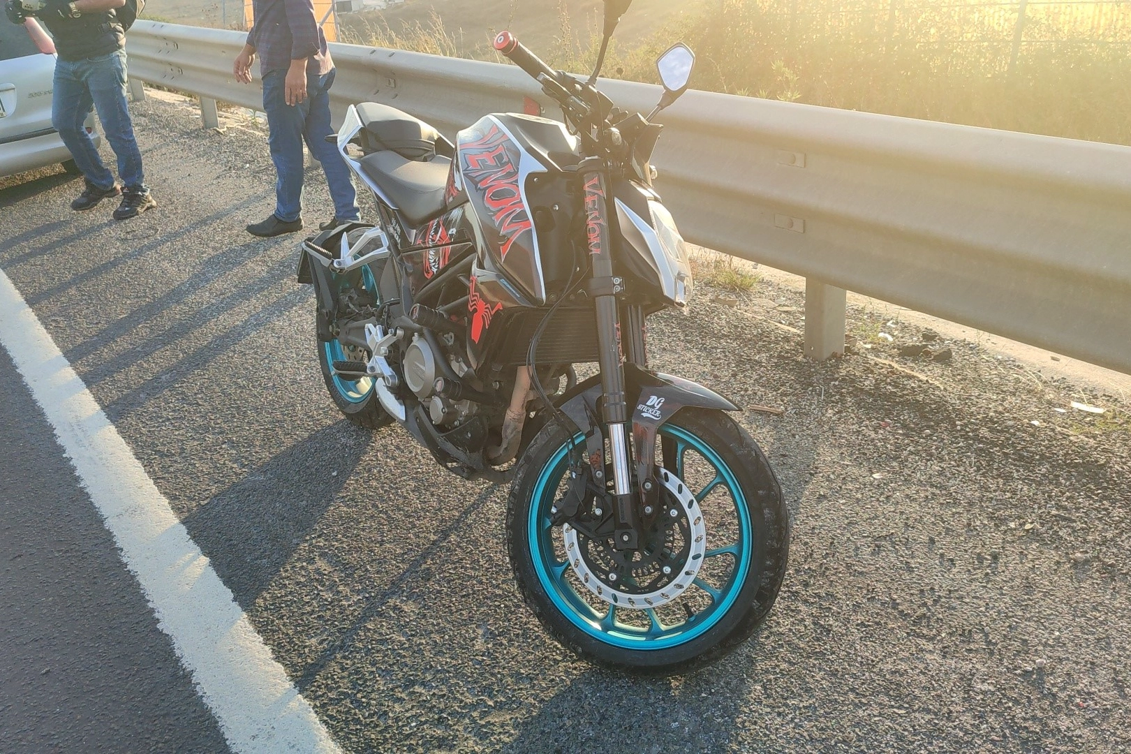 Motosiklet bariyerlere çarptı: 2 ağır yaralı