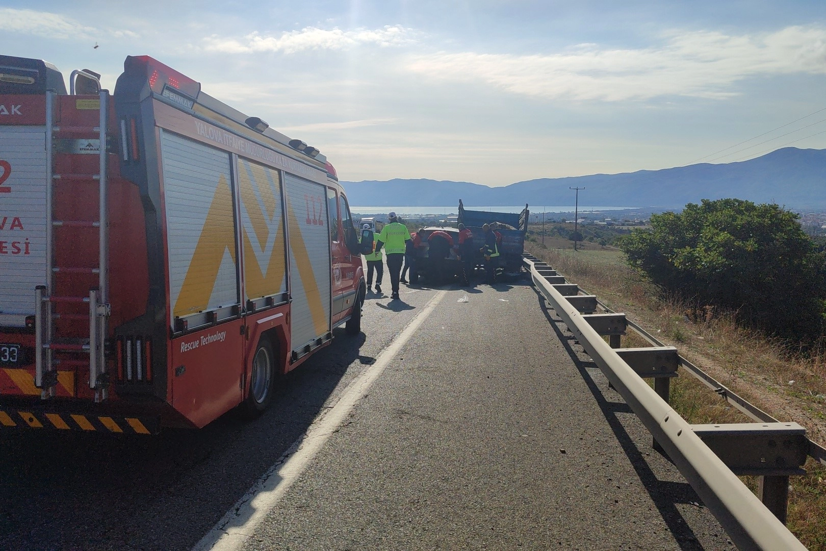 Lüks araç emniyet şeridindeki kamyonete çarptı: 2 yaralı