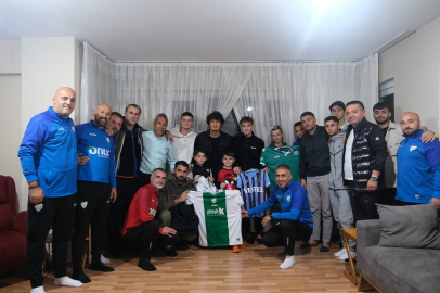 Bursaspor Kulübü yüzüne biber gazı sıkılan çocuğu evinde ziyaret etti