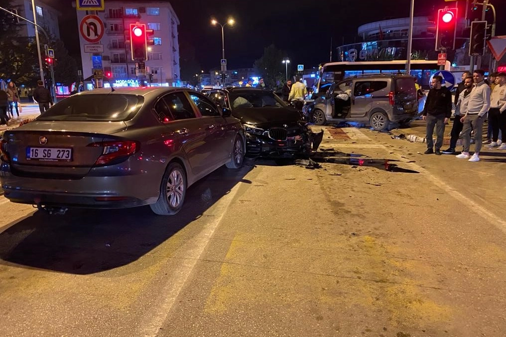 Bursa'da zincirleme kaza: 3 yaralı