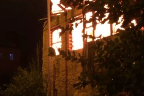 2 katlı metruk bina yangını korkuttu