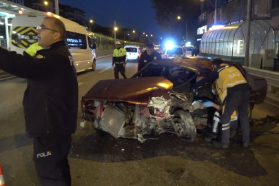 Otomobil Bursaray'ın bariyerine çarptı