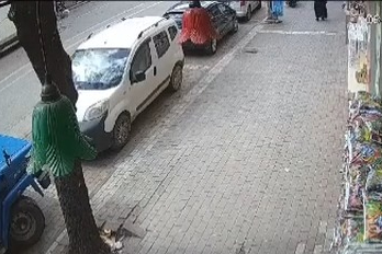 Dükkandaki ısıtıcıyı kucakladı, yürüyerek uzaklaştı