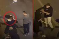 Biri sopayla, diğeri uçan tekmeyle darp etti