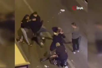 Kavga ettiği kişinin yüzüne uçan tekme attı... O anlar kamerada