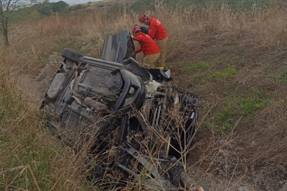 Otomobil refüje girdi! Hurdaya dönen araçta 3 kişi yaralandı