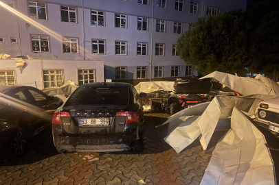 Lodos etkisini gösterdi! 4 araç hasar gördü