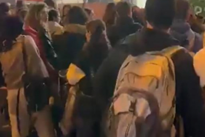 Hediye için kuyruk oldular! Sabaha kadar bekleyecekler