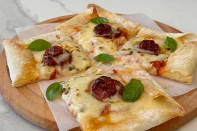 Lavaştan sucuklu pratik pizza