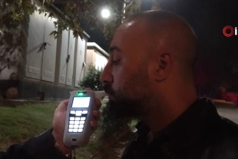 Alkollü sürücü ceza yedi, müzisyen arkadaşları uygulama noktasında konser verdi