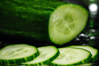 Salatalık kesip birbirine sürtün, bakın ne çıkıyor...