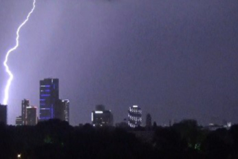 İzmir Körfezine düşen yıldırım böyle görüntülendi