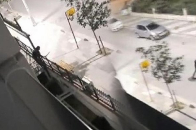 Korku dolu anlar: Elinde palayla yoldan geçenlere saldırdı