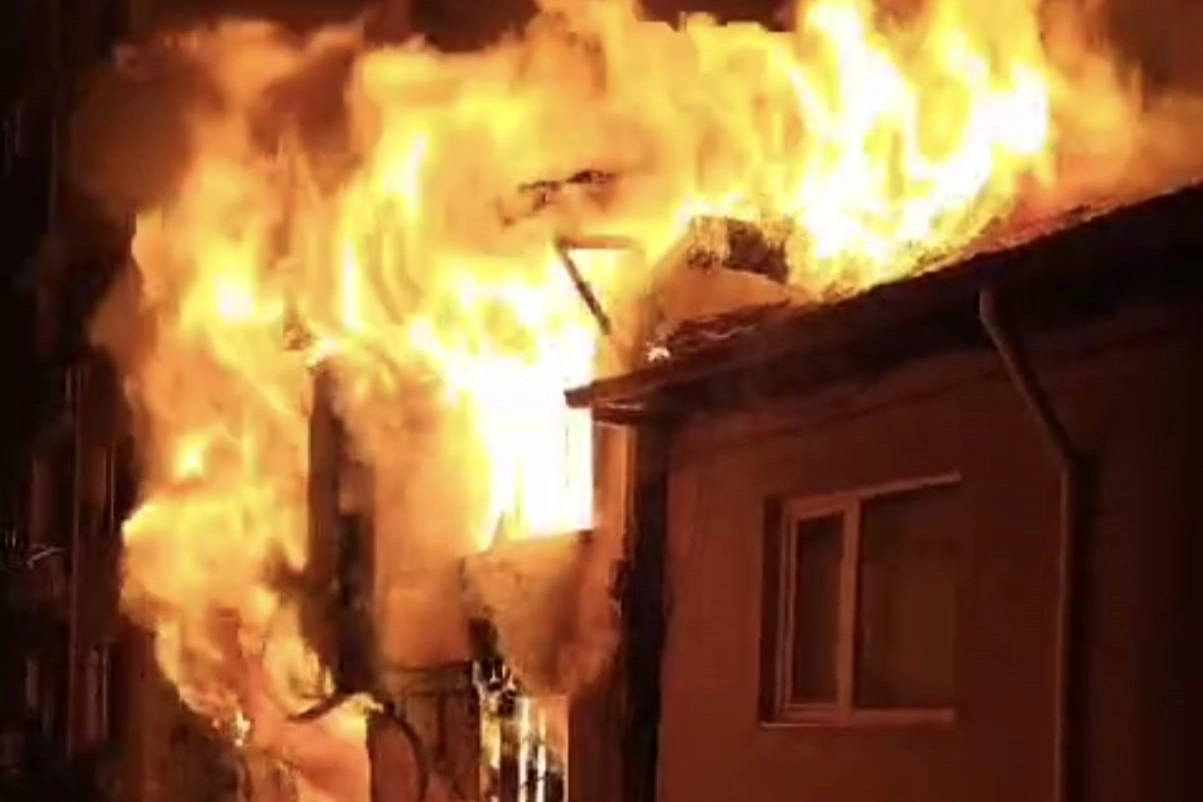 Devrilen ısıtıcıdan çıkan yangın evi küle çevirdi: 1 yaralı