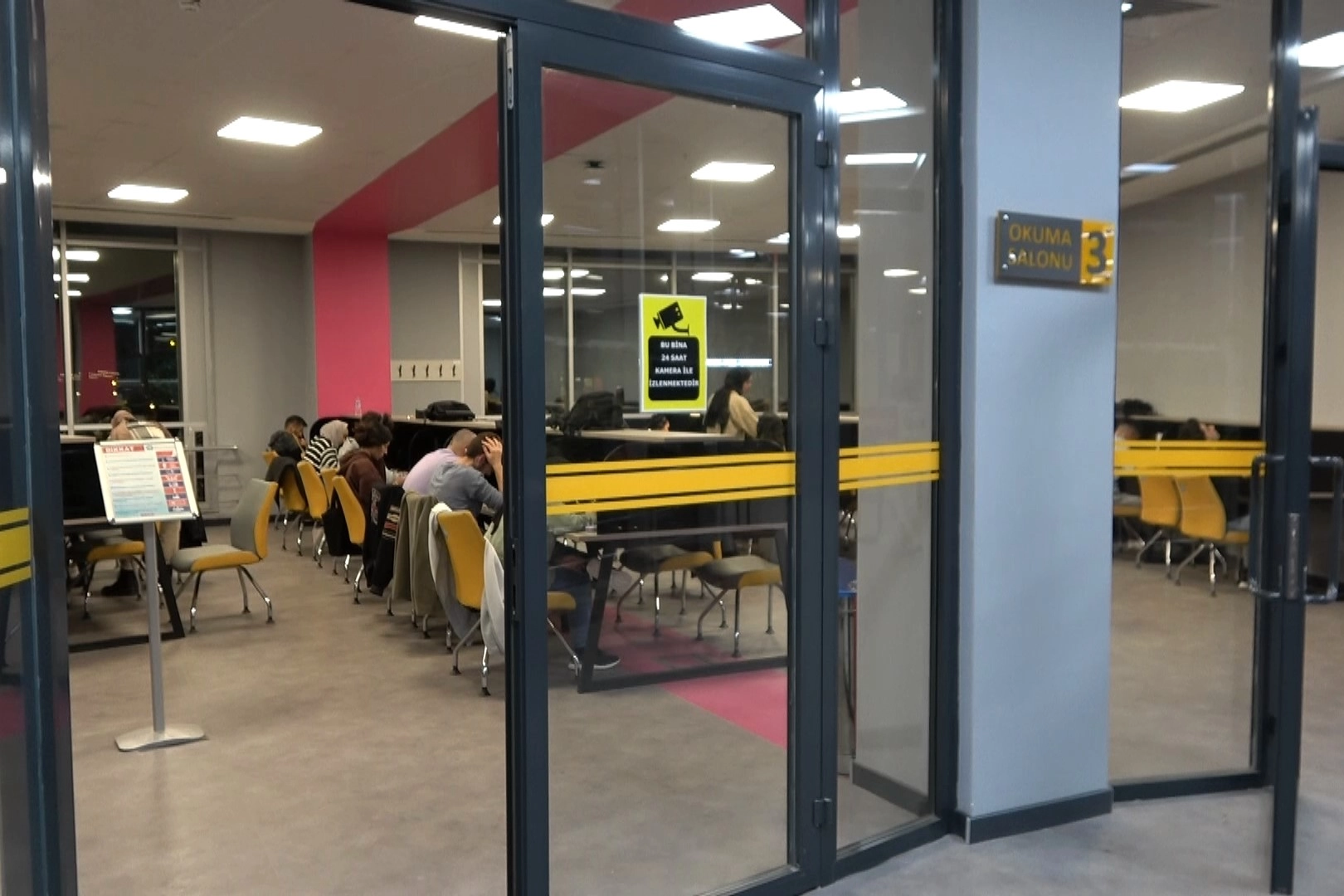 Sınavlarına hazırlanan öğrenciler kütüphanede sabahladı