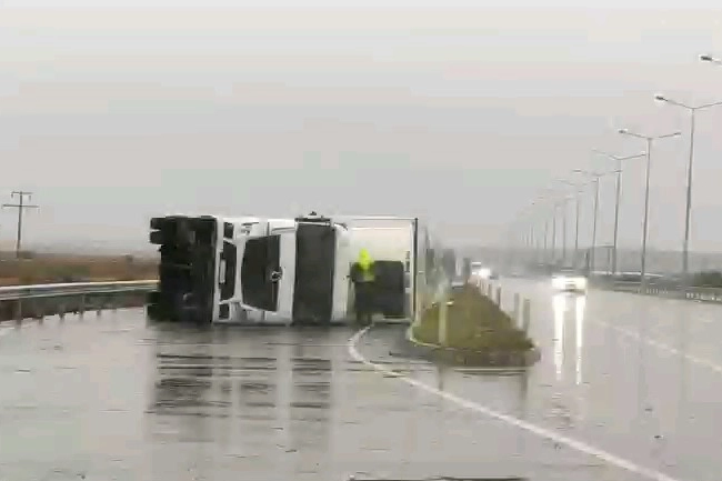 Şiddetli rüzgarın etkisiyle yan yatan tır kurtarıldı